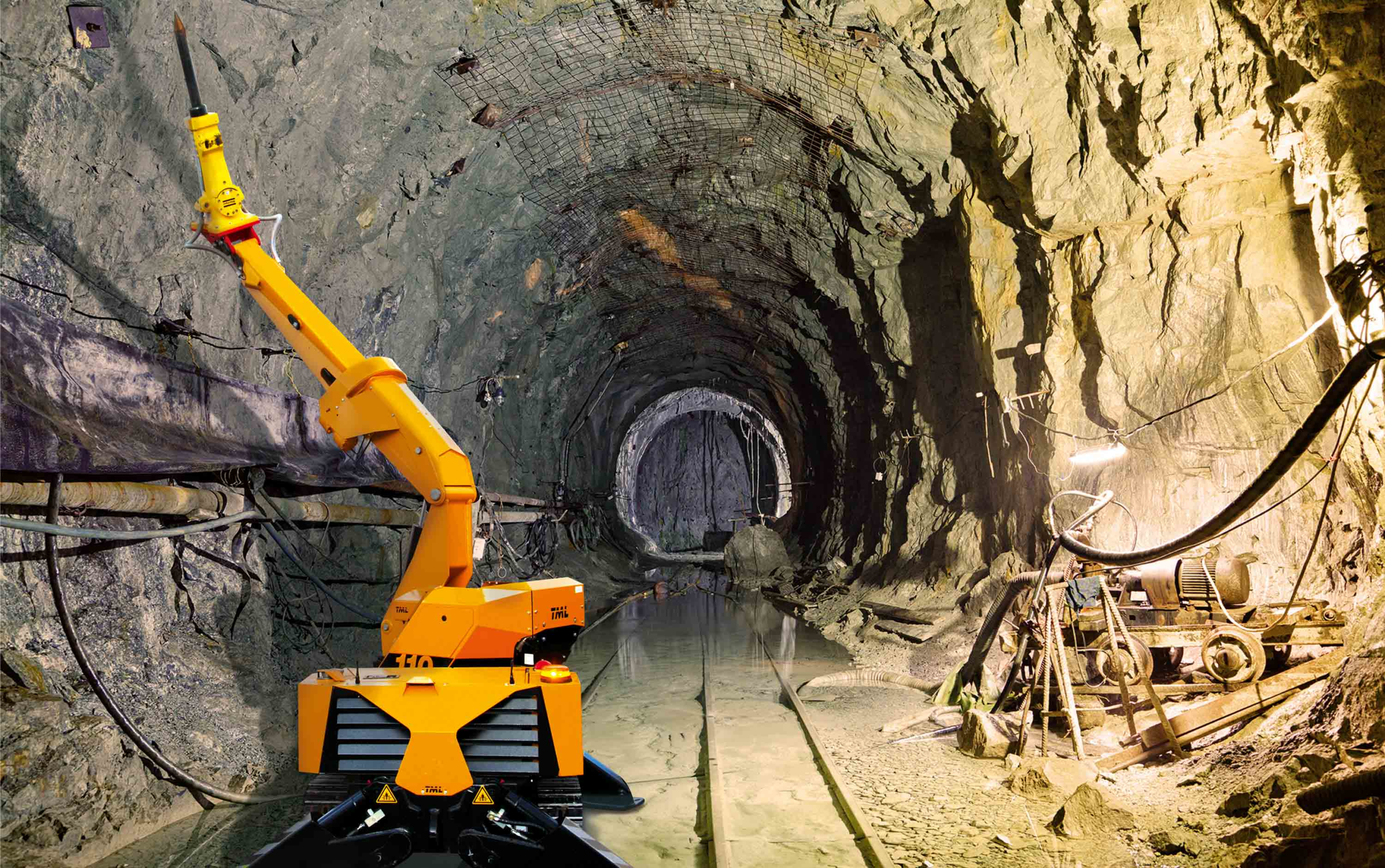 Remotely controlled machine with 360° rotary telescopic arm for working in confined spaces