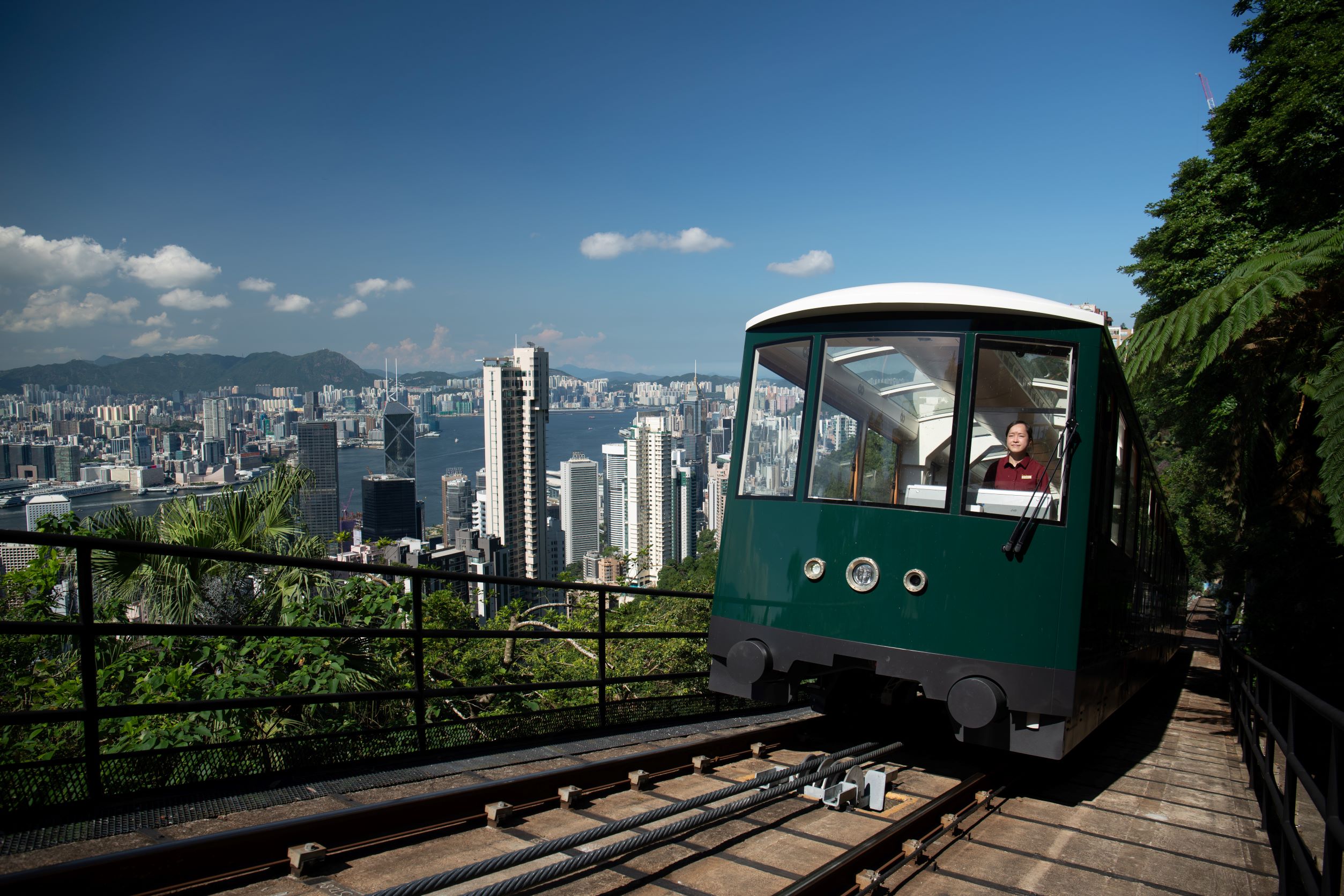 Die Hongkong Peak Tram erklimmt wieder den Victoria Peak