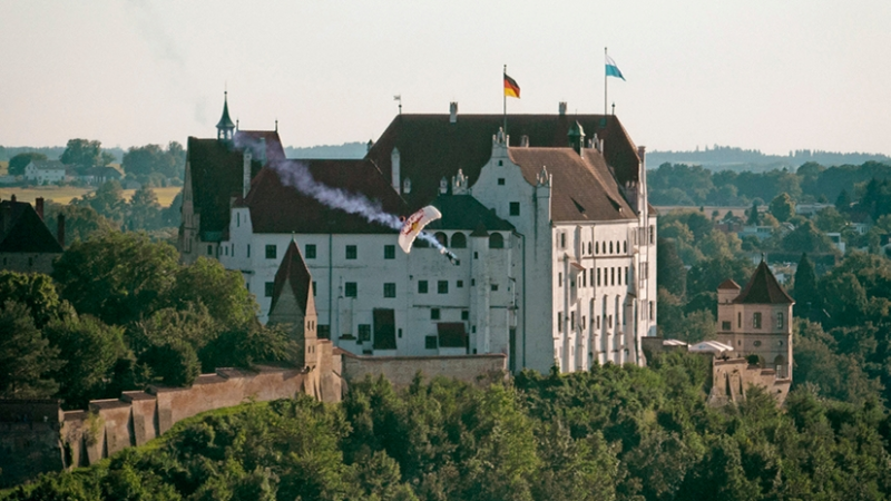 Fallschirm-Premiere über der Landshuter Altstadt!