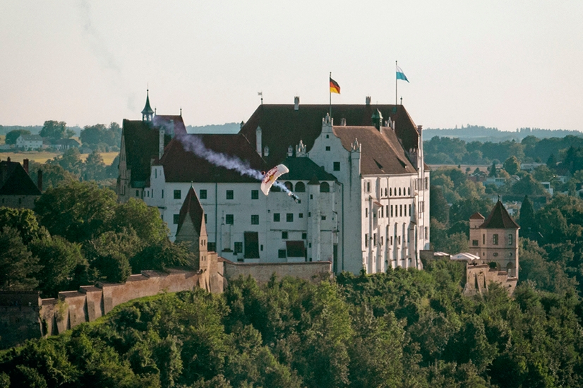 Fallschirm-Premiere über der Landshuter Altstadt!