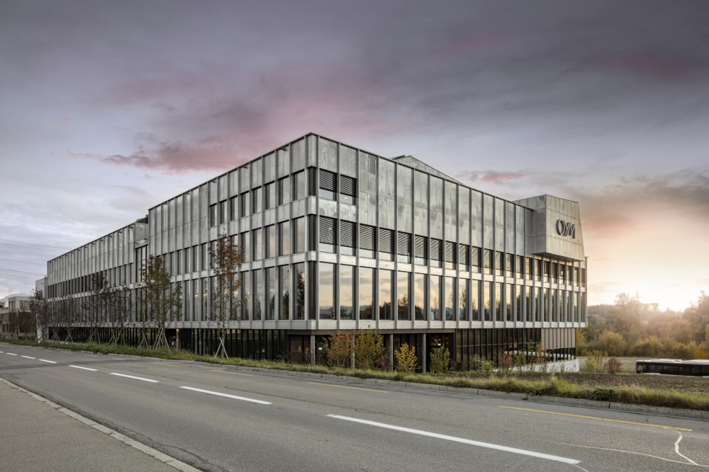 Athletikzentrum OYM – GEZE bringt Spitzenleistungen für automatisierte Lüftung, RWA und Fluchtwegsicherheit