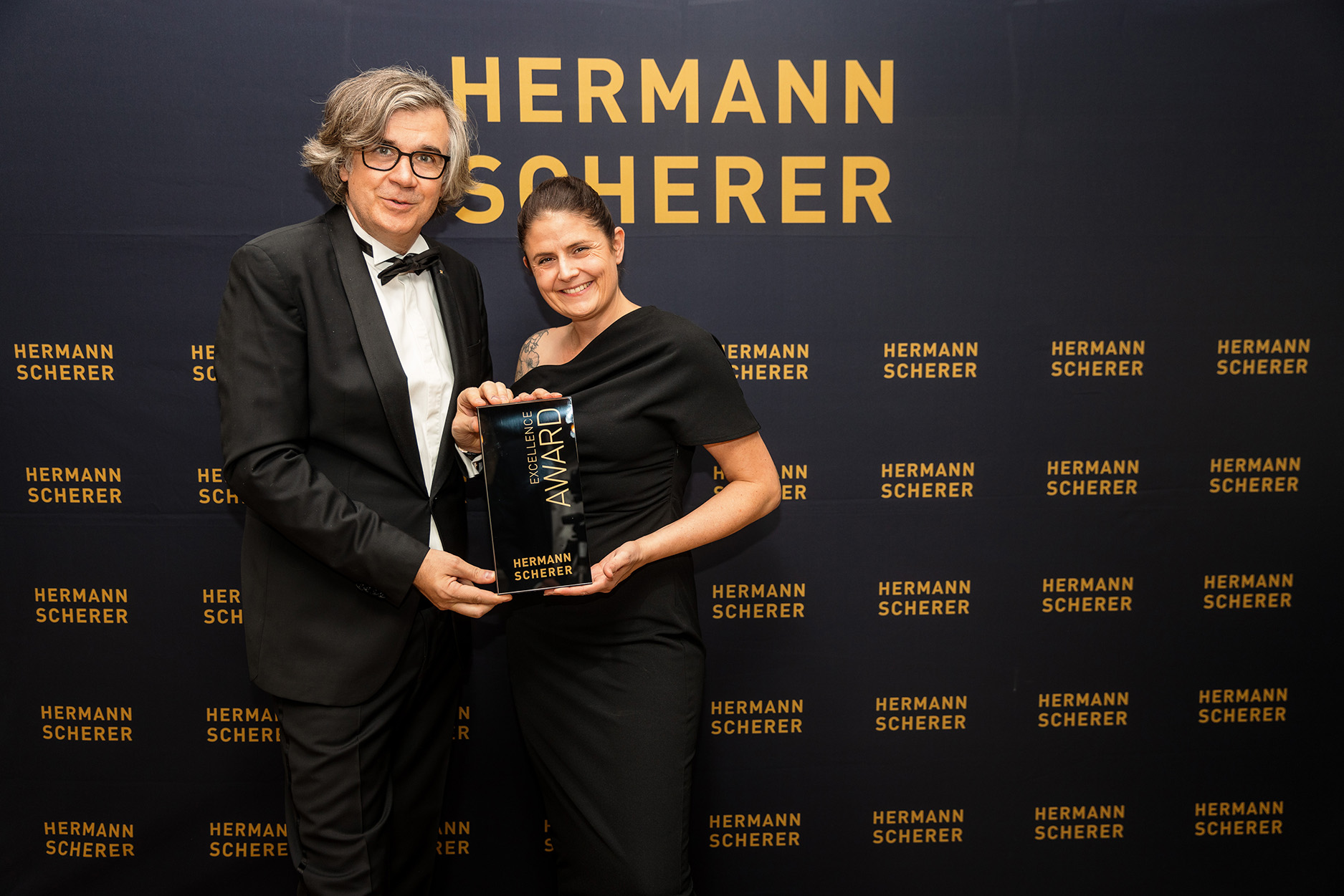 Den Tod ins Scheinwerferlicht gerückt – Gold Excellence Award gewonnen