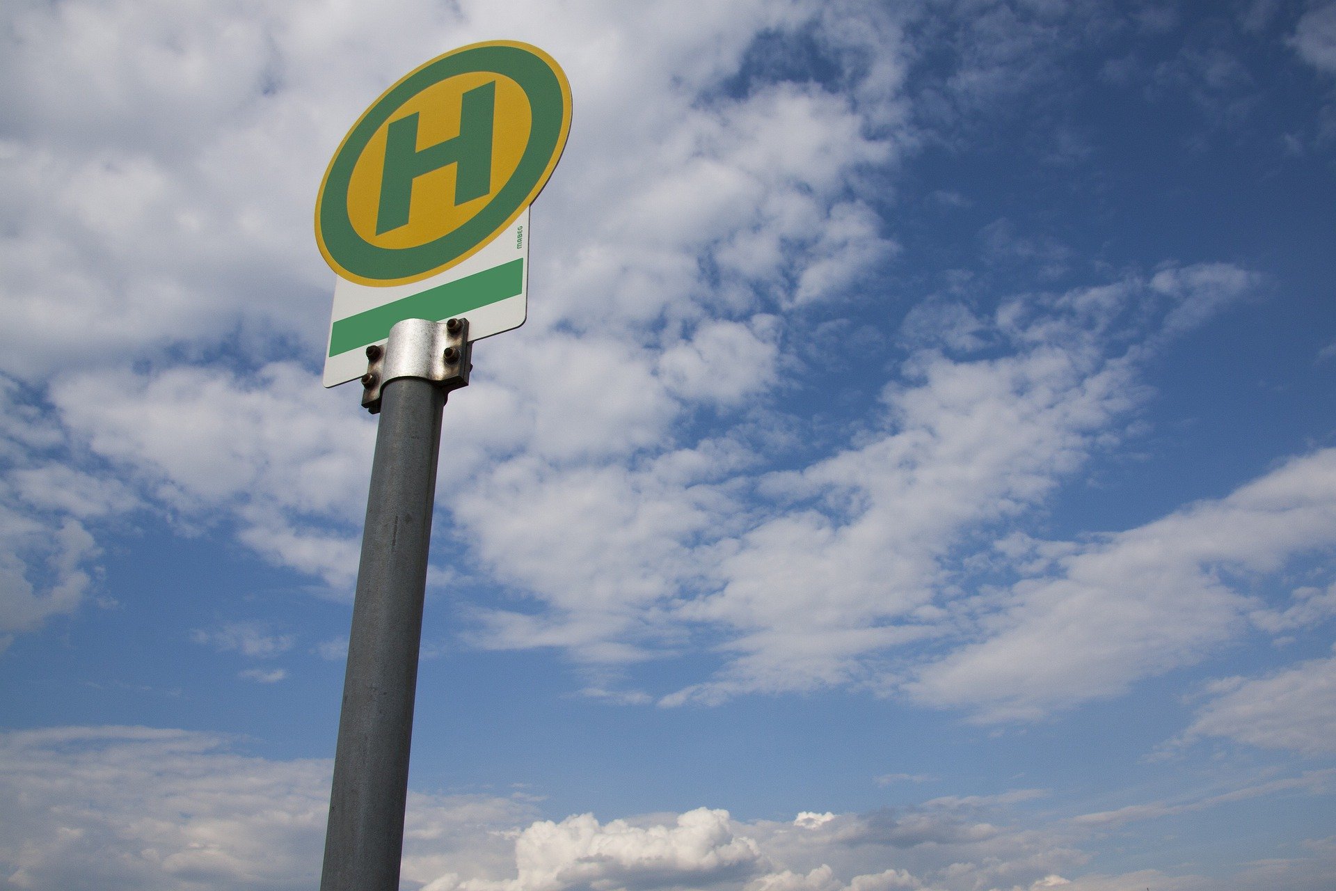 Teurer Parkplatz: Bushaltestellen sind für Autos tabu