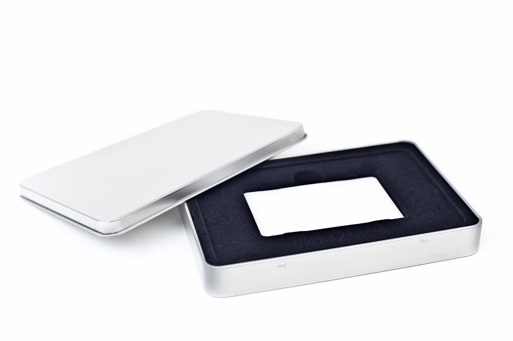 Kronenberg24de präsentiert: silberne Metallbox im A6 Format für Gutscheine im Scheckkartenformat
