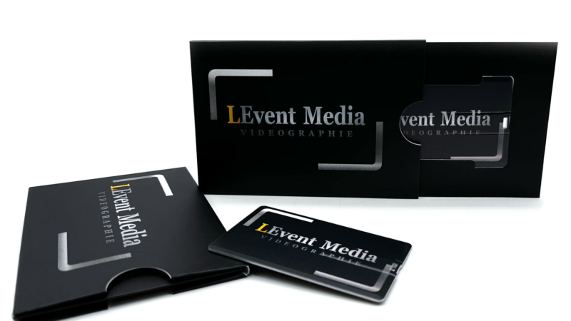 Neu bei Kronenberg24: Ensemble aus USB-Karte und passsender Verpackung im Vollflächendruck