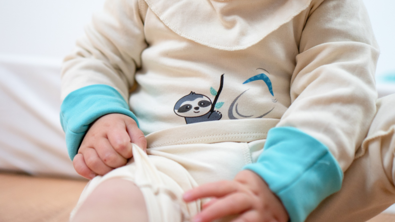Welche Babykleidung eignet sich bei Neurodermitis?