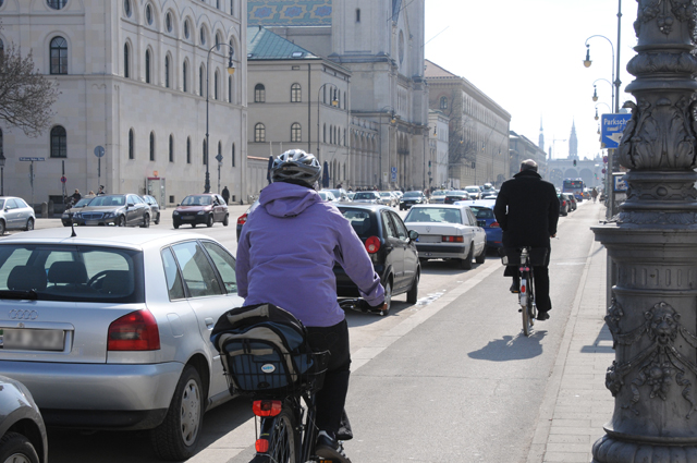 Holländischer Griff – wie Autofahrer Radler schützen können – Aktueller Tipp der ERGO Versicherung