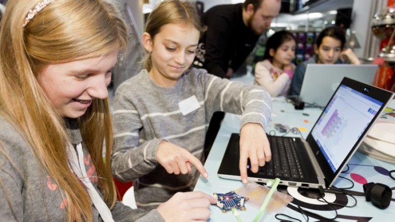 Ministerpräsident Hendrik Wüst spendet 10 Schulklassen einen KI-Workshop im Deutschen Museum Bonn