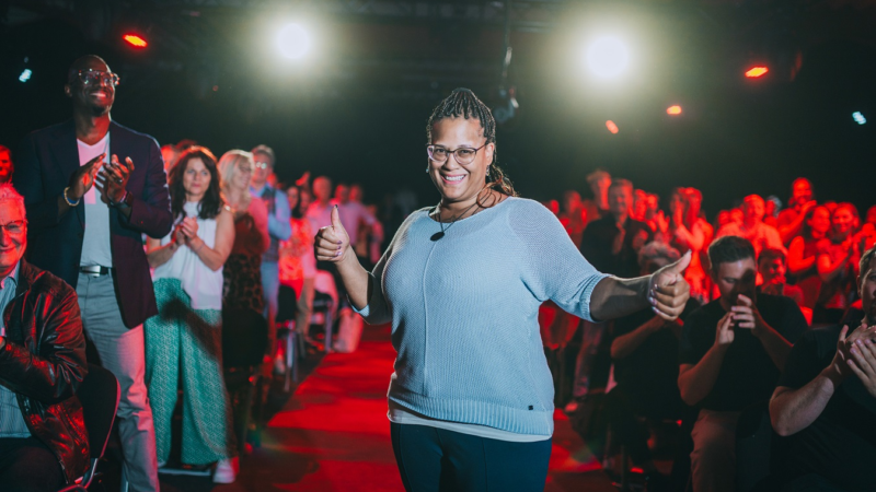 Wie der Phönix aus der Asche – Patricia Porzel holt den 15. Internationalen Speaker Award nach Würzburg