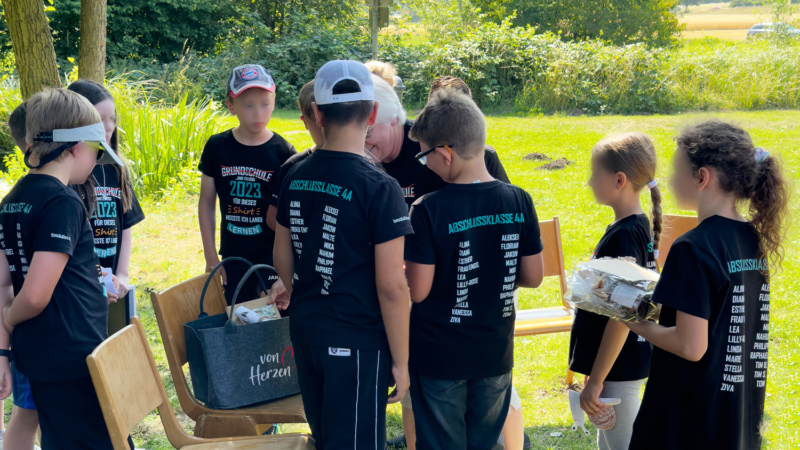 Tie Solution spendet T-Shirts an August-Hermann-Francke-Schule