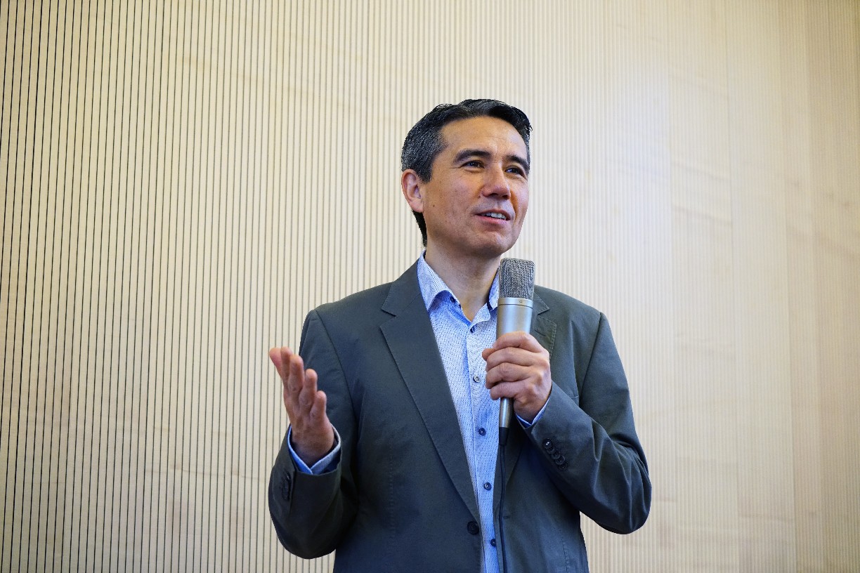 Die Fusion zweier Kulturen: Michael Okada revolutioniert als Unternehmer und Redner die Geschäftswelt