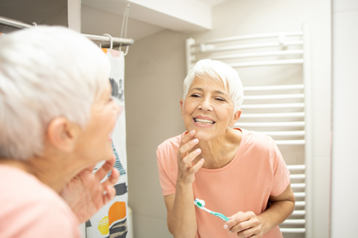 Zahnersatz richtig pflegen – Aktueller Tipp der ERGO Krankenversicherung