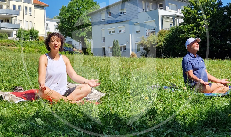 Eningen: Bewegungsaktivitaet Yoga im Park