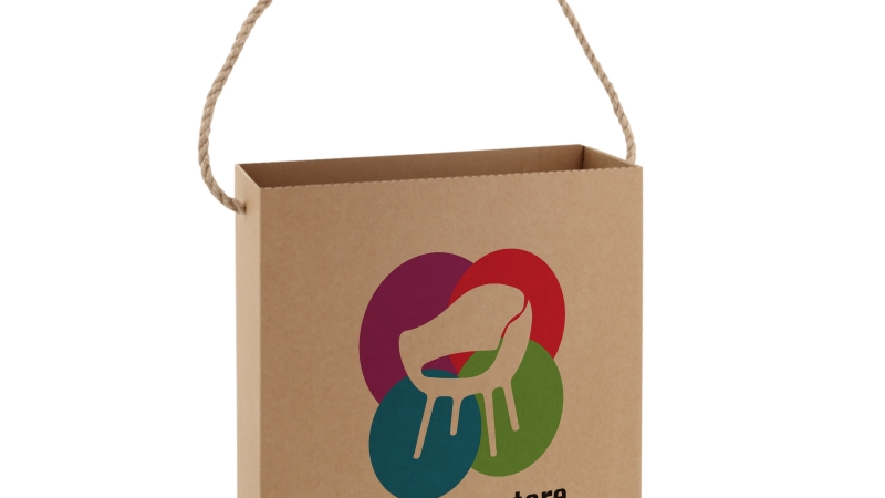 Quadratische Kartontasche mit individuellem Aufdruck präsentiert Kronenberg24