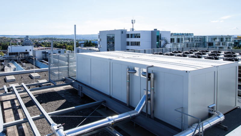 Mit dieser Kältelösung geht es aufwärts:  Container-Kältezentrale auf dem Dach spart dreifach