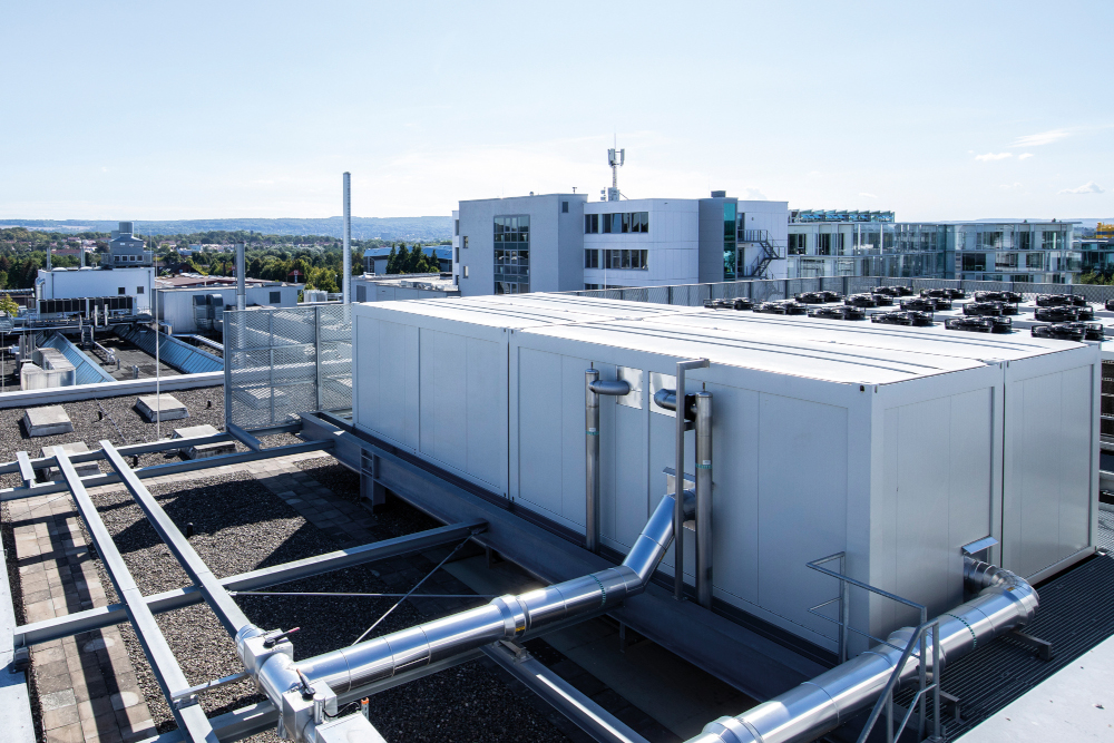 Mit dieser Kältelösung geht es aufwärts:  Container-Kältezentrale auf dem Dach spart dreifach