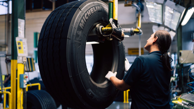 100 Jahre Runderneuerung: Michelin schenkt Lkw-Reifen mehrere Leben