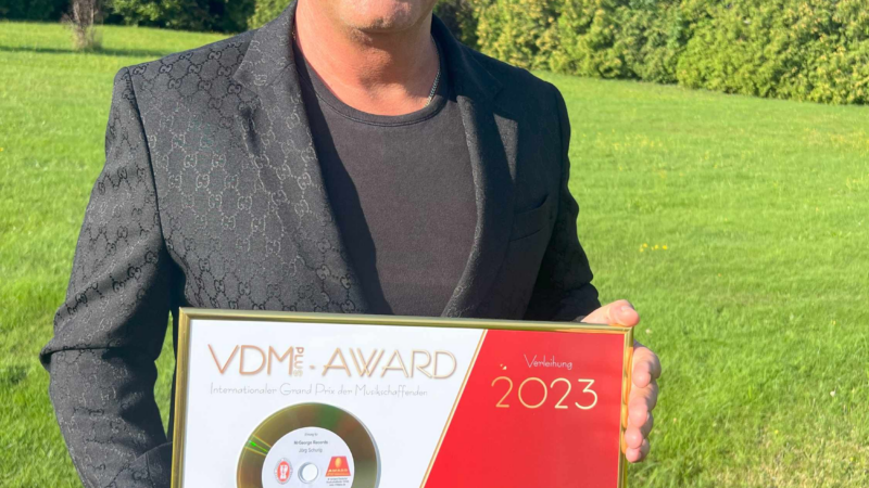 MrGeorge mit dem Titel Rampenlicht mit dem begehrten VDMplus-AWARD 2023 und NFT ausgezeichnet