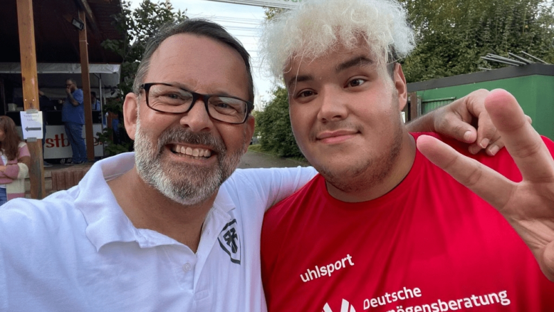 TikTok-Star Amin Belhadj kickt mit CEO von Rasenreich beim Heavy Cup