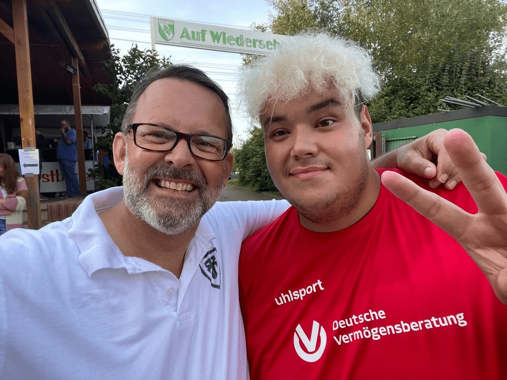 TikTok-Star Amin Belhadj kickt mit CEO von Rasenreich beim Heavy Cup