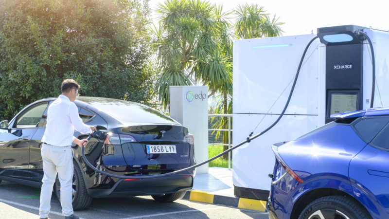 XCharge Group kooperiert mit EDP: Europaweites Netzwerk von EV-Ladegeräten der Net Zero Series