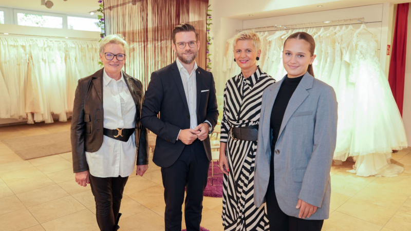 Haus der Braut in Mönchengladbach öffnet zum Saisonstart 2024 mit Modenschau – Besuch vom Oberbürgermeister Felix Heinrichs