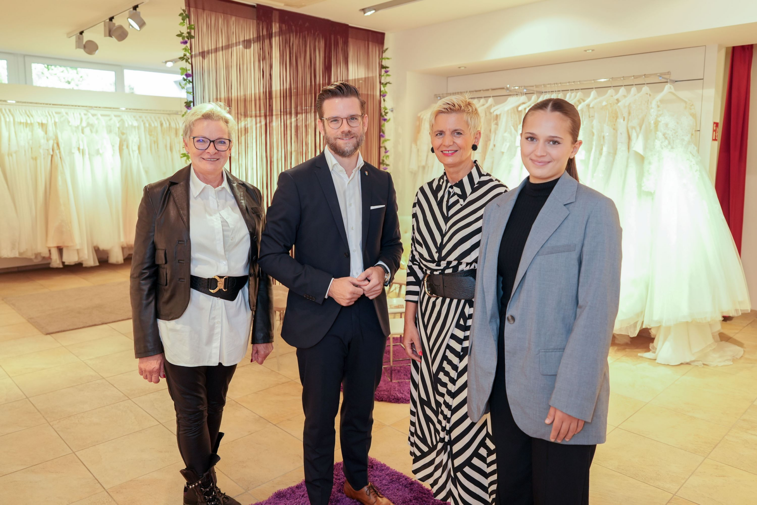 Haus der Braut in Mönchengladbach öffnet zum Saisonstart 2024 mit Modenschau – Besuch vom Oberbürgermeister Felix Heinrichs