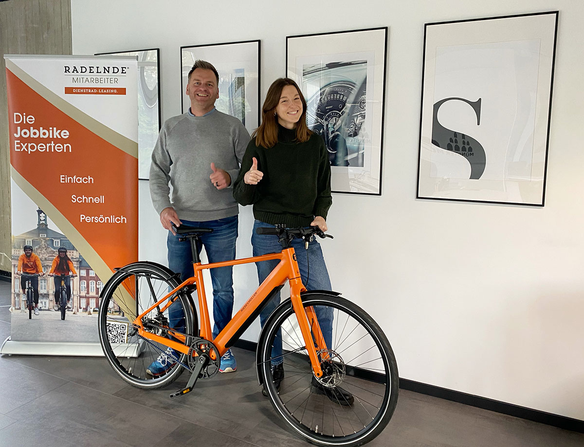 Nachhaltige Mobilität im Rampenlicht: „Radelnde Mitarbeiter“ übergibt hochwertiges E-Bike an glückliche Gewinnerin