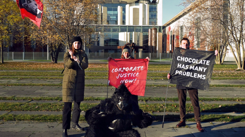 gebana fordert mit einem Angry Gorilla: „Stoppt endlich die Missstände in der Schokoladenindustrie.“