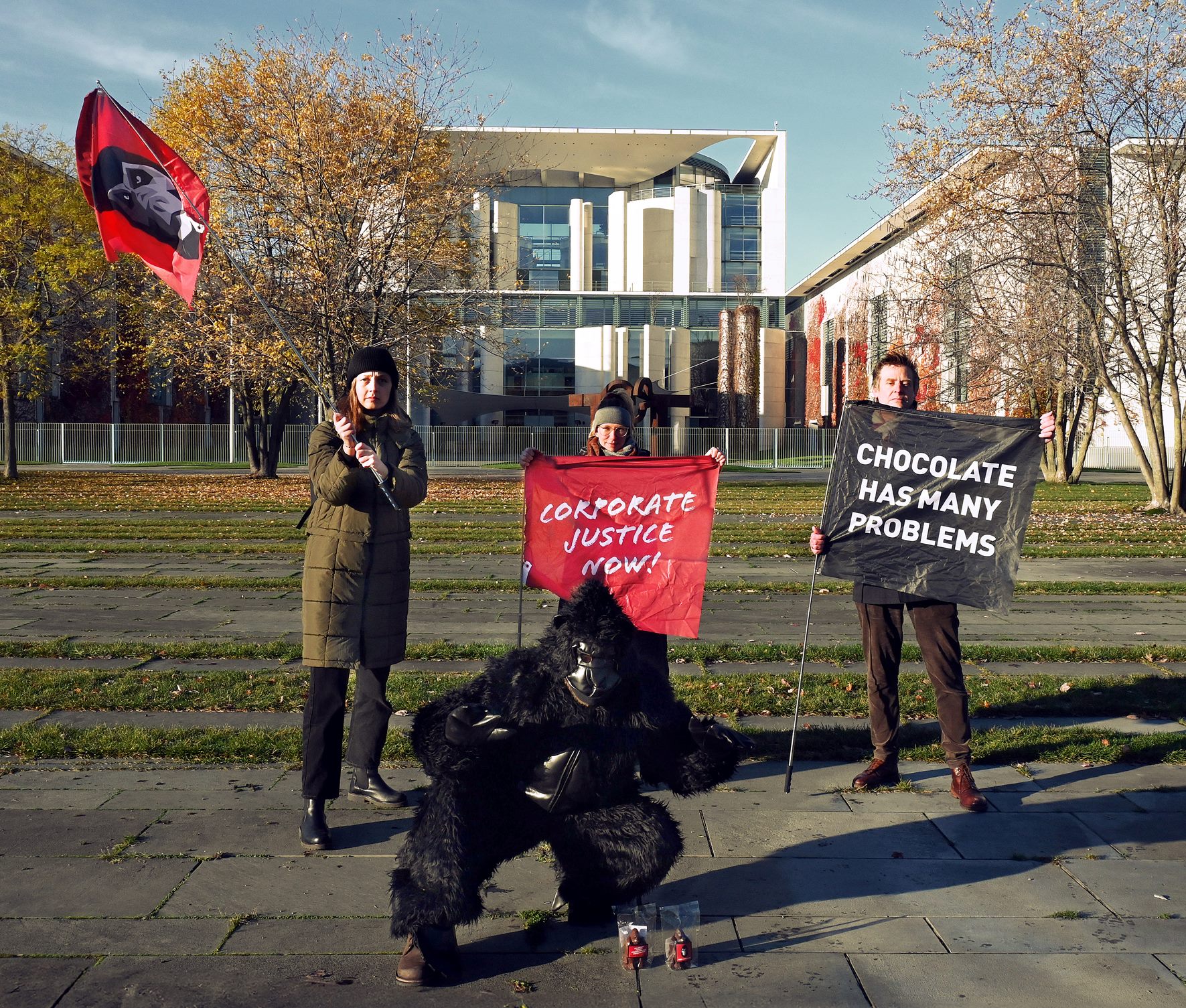 gebana fordert mit einem Angry Gorilla: „Stoppt endlich die Missstände in der Schokoladenindustrie.“