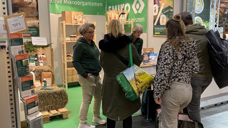 EMIKO stellt in Hannover erfolgreich neues Kreislauf-Konzept für Pferdebetriebe als Ergänzung zur Linie HorseCare vor