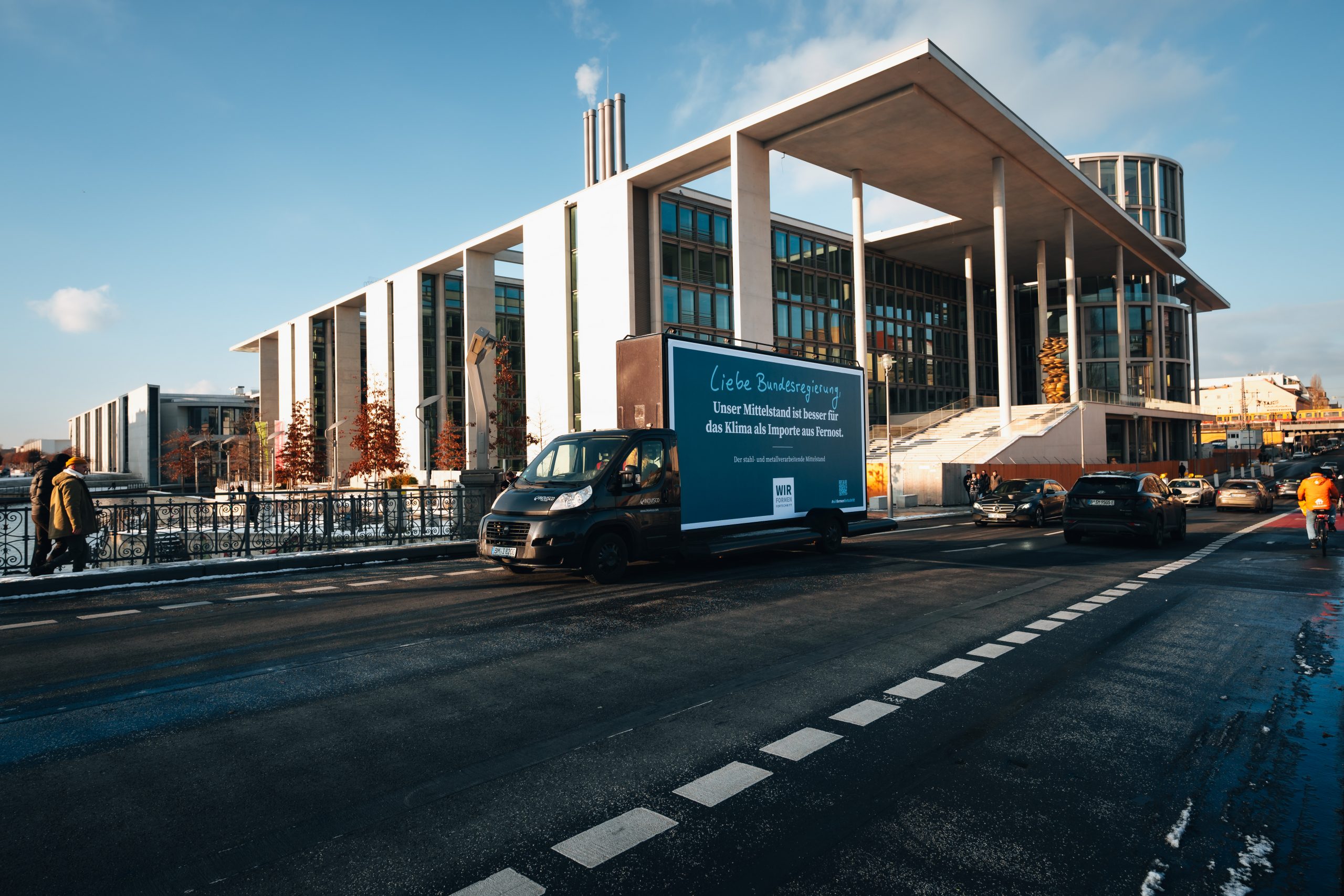 Stahl- und Metallverarbeiter schicken „sprechenden“ Truck nach Berlin: „Mittelstand ist besser für das Klima als Importe aus Fernost“