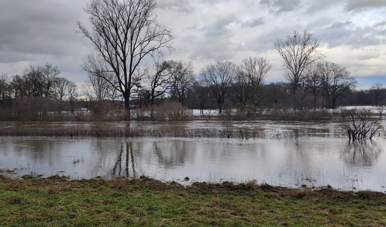 Hochwasser – Bange Blicke auf überschwemmte Felder