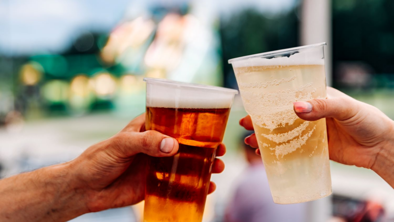 Recycelbare Einwegtrinkbecher als praktische Lösung im Sommergeschäft