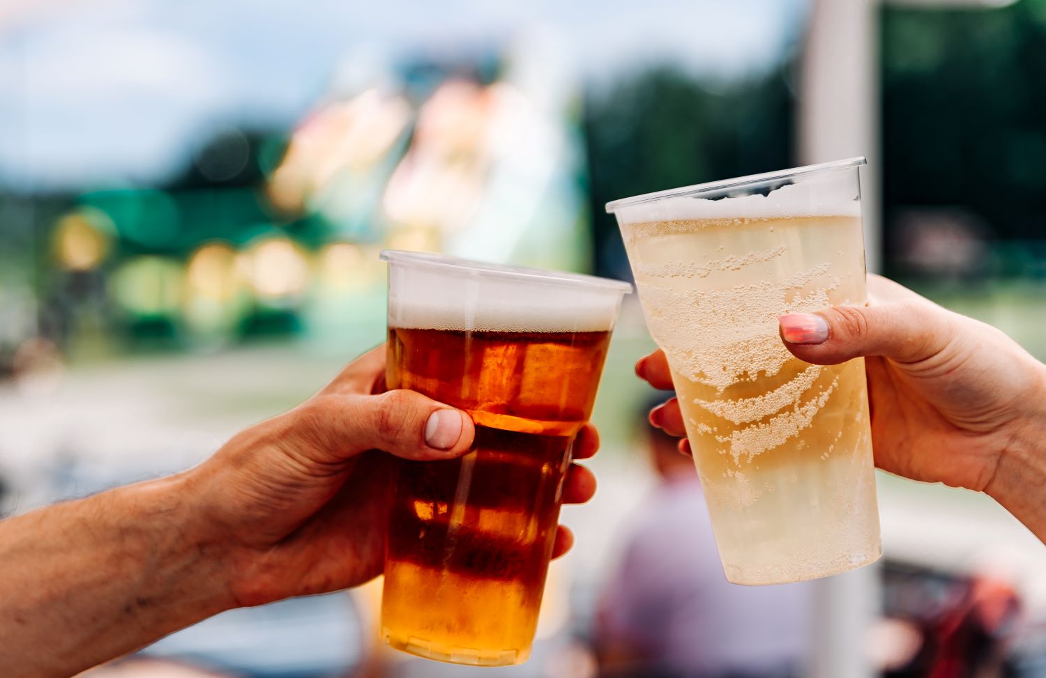 Recycelbare Einwegtrinkbecher als praktische Lösung im Sommergeschäft