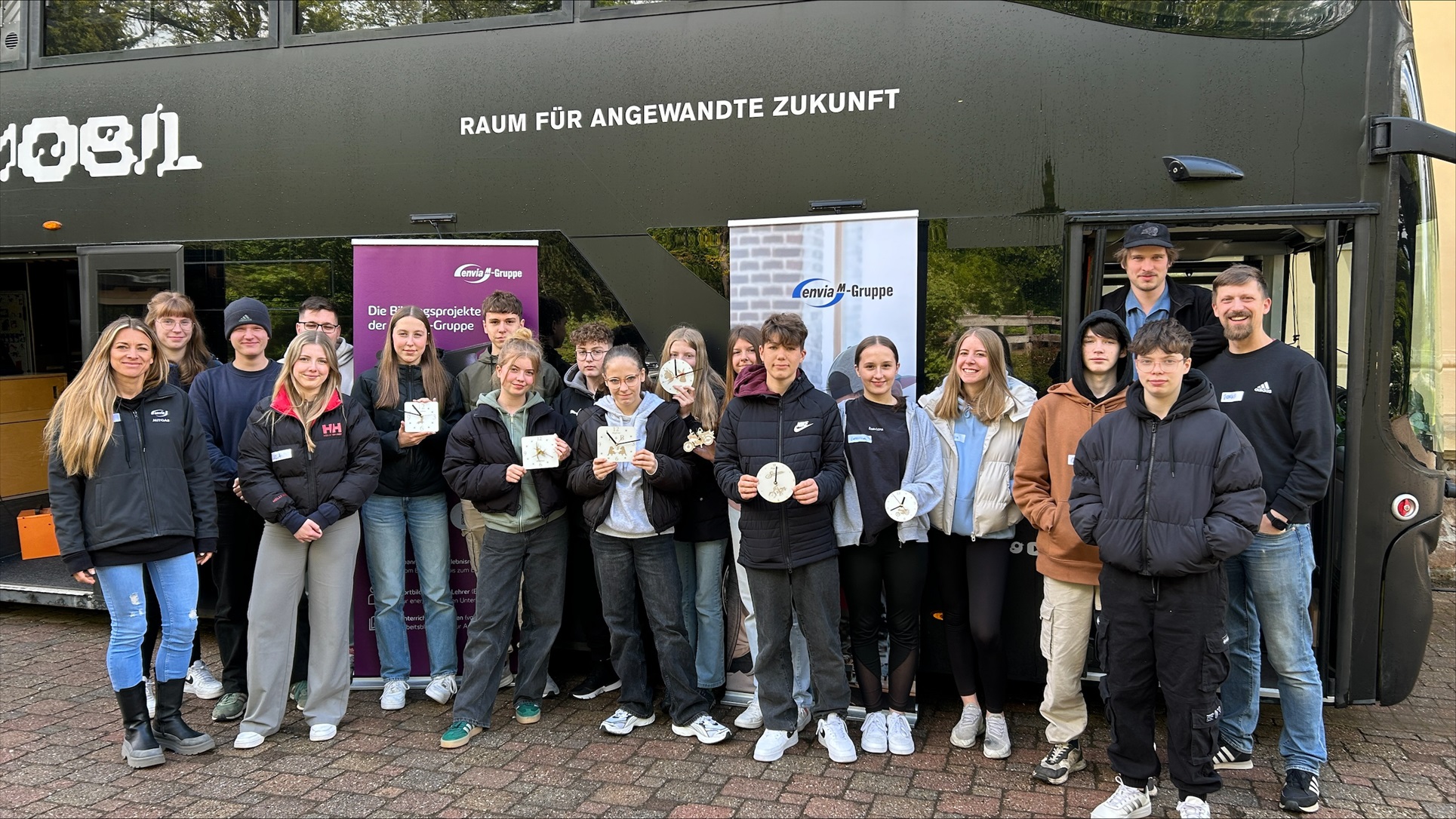 enviaM kommt mit fahrendem Zukunftslabor auf den Schulhof