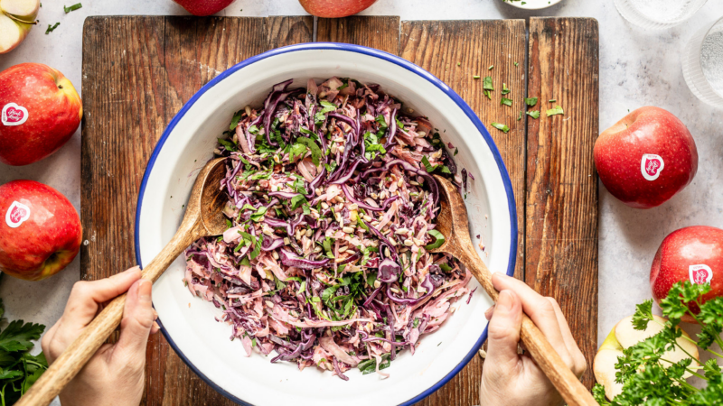 Pink Lady-Äpfel machen das Grillfest einfach leckerer: Traditioneller Coleslaw bekommt mit Pink Lady-Äpfeln Frische-Kick