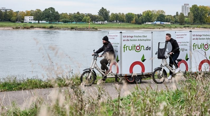 Obst an den Arbeitsplatz: Die fruiton GmbH liefert mit E-Lastenbikes