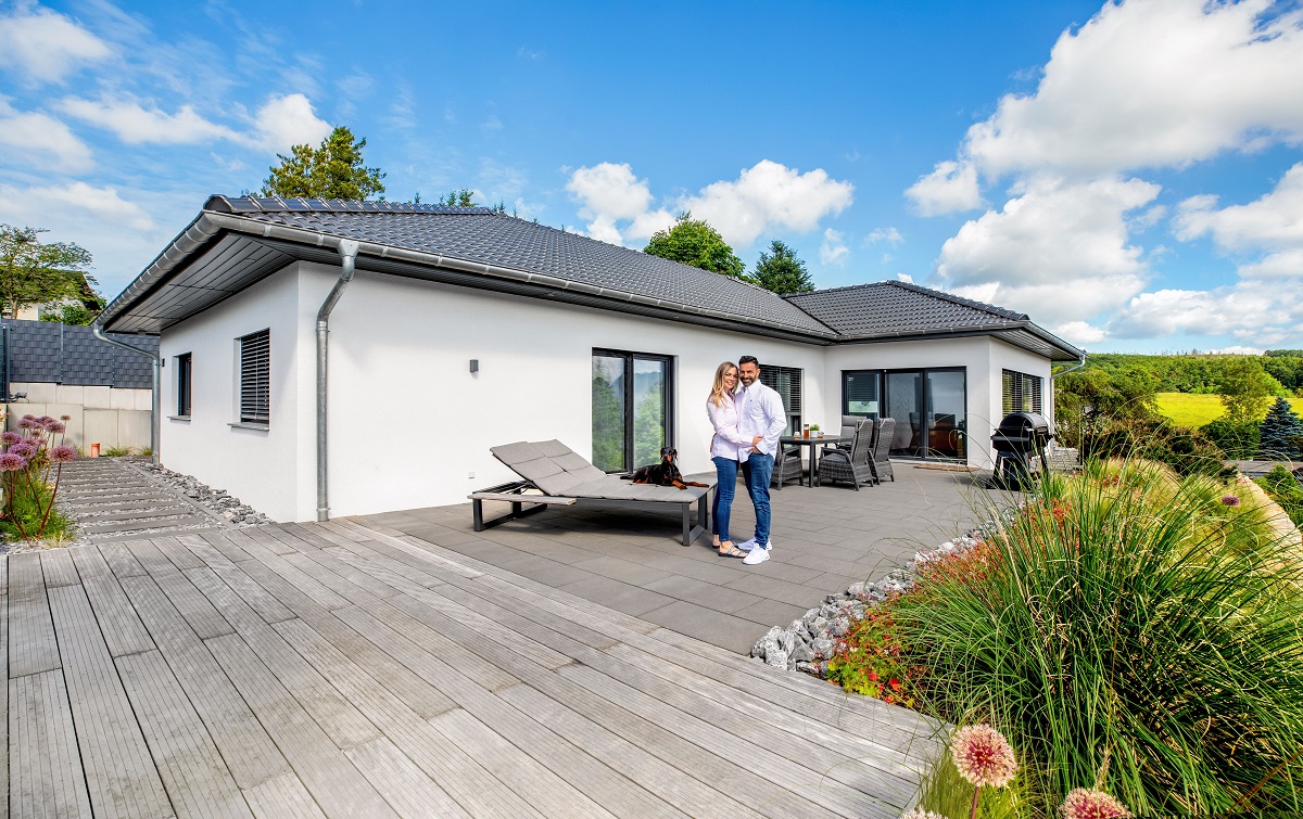 Fingerhut Haus zeigt: Winkelbungalow mit Walmdach vereint ästhetische mit funktionalen Vorteilen