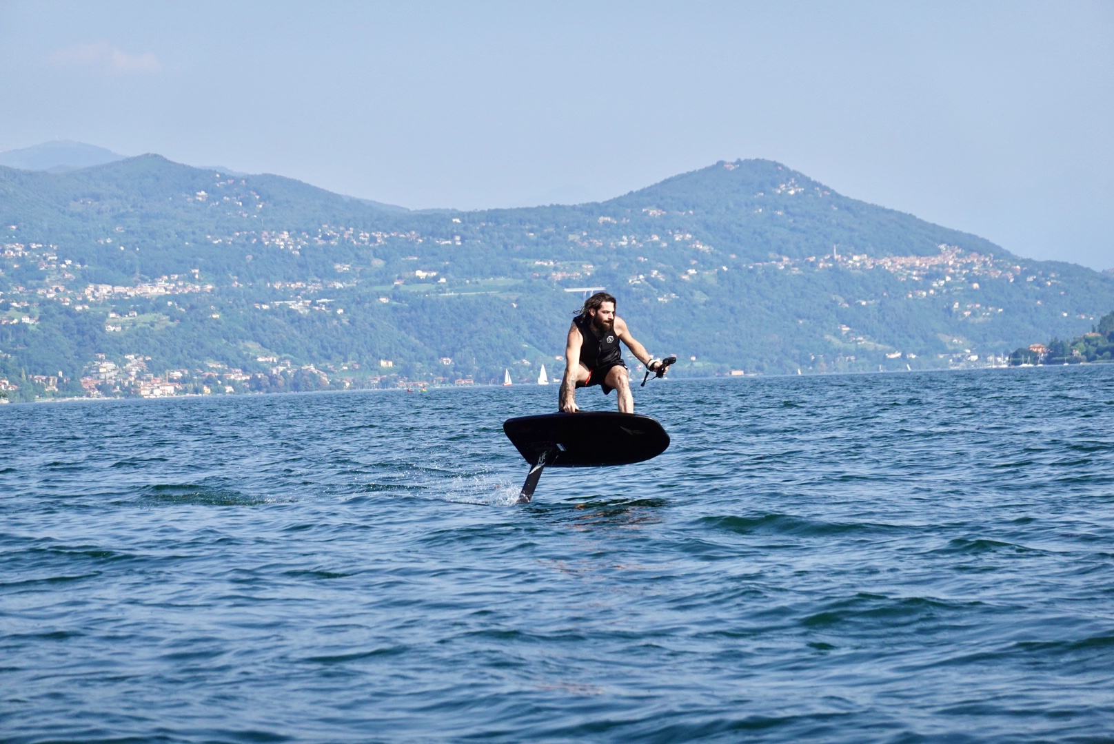 Lakeview Cannobio startet eFoil Schule am Lago Maggiore