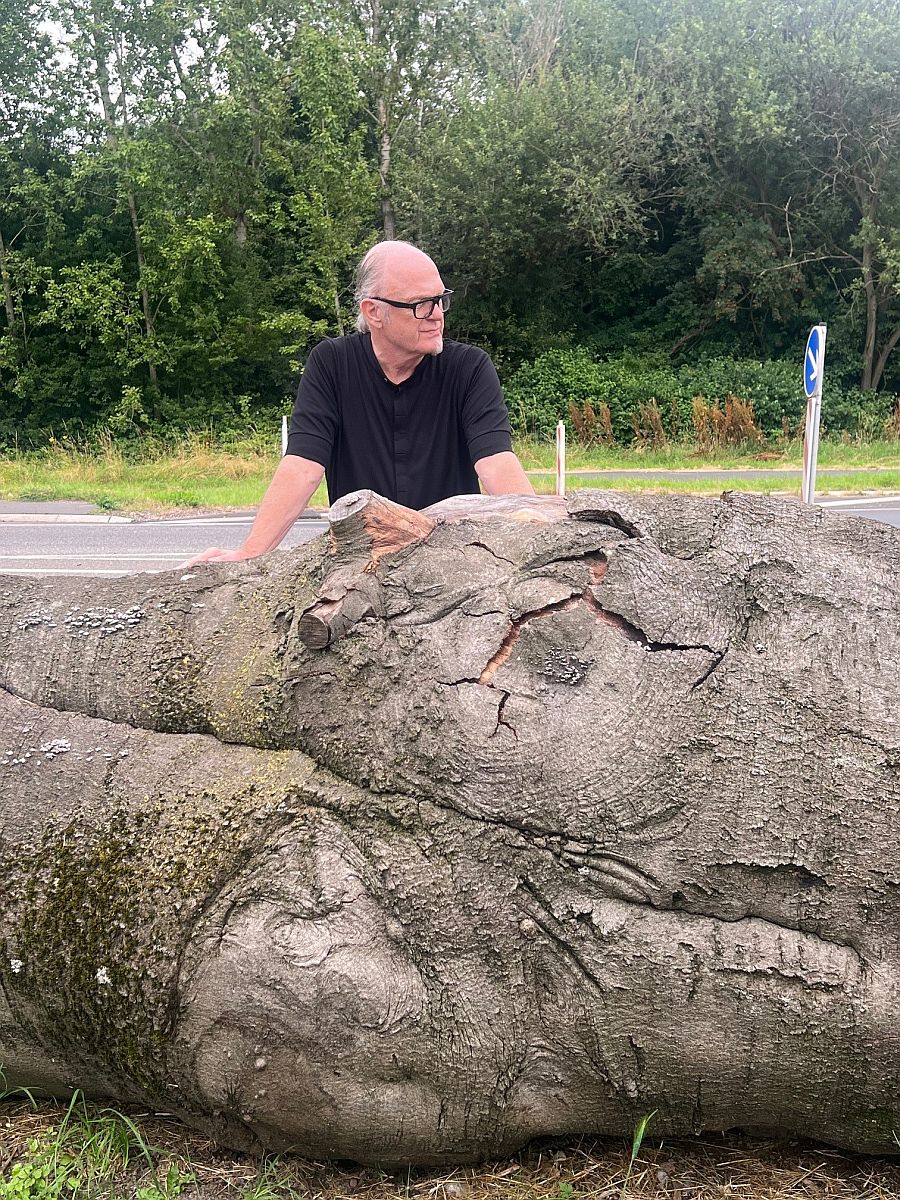 Kölner Künstler Bernd Reiter verwandelt gefällten Landmarken-Baum in Mahnmal