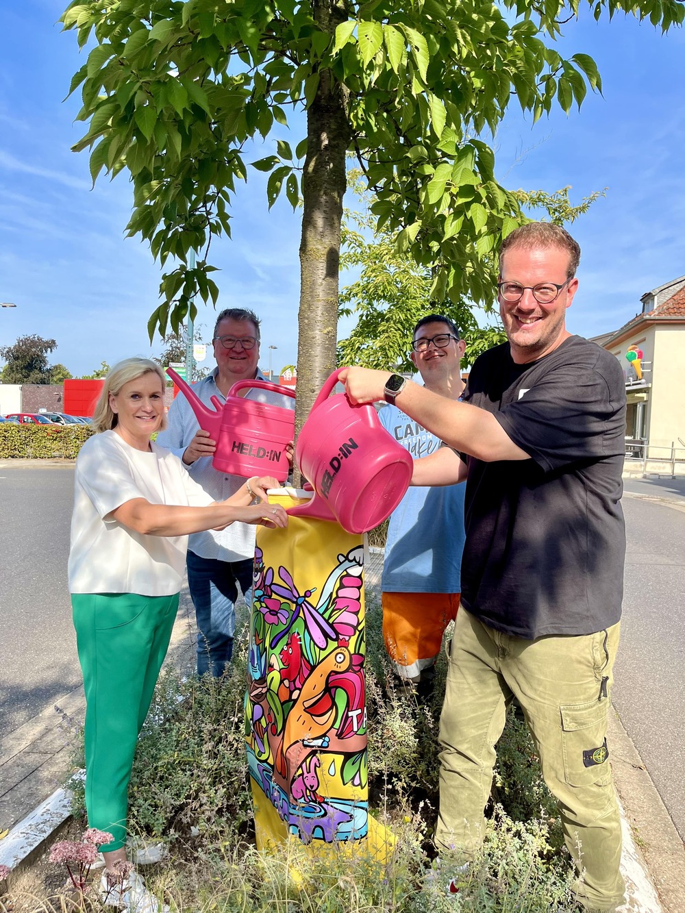 Street-Art-Baumbewässerungssäcke sorgen für mehr Nachhaltigkeit und Kunst auf  den Straßen Weezes