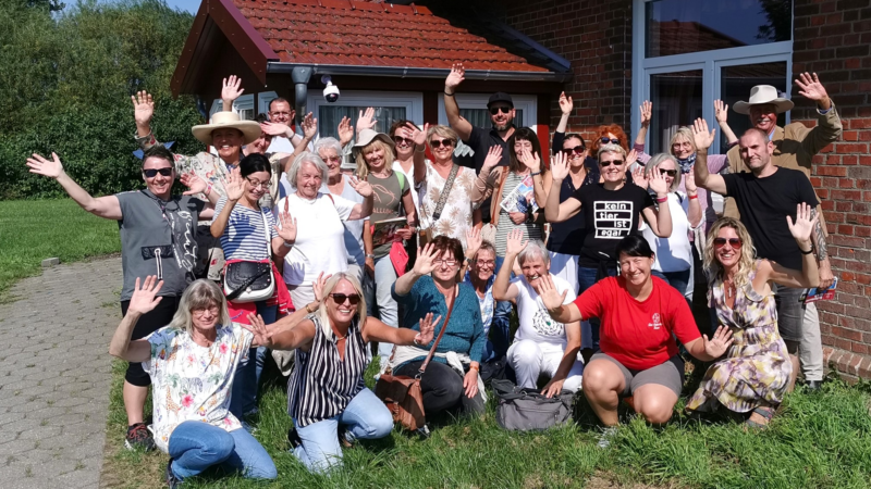 Internationale Tierpatenreise führt auf die Ballermann Ranch