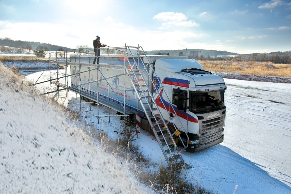 Ganzjährig sicher: Das KRAUSE EisfreiGerüst-System – Die ideale Lösung zur effizienten Reinigung des Fuhrparks, nicht nur in Herbst und Winter