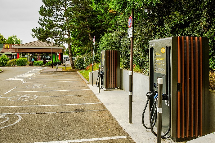 Delta liefert ultraschnelle 200-kW-DC-EV-Ladegeräte für das IZIVIA FAST-Ladenetzwerk von McDonald’s Filialen in Frankreich