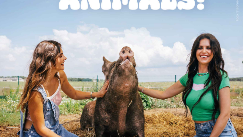 Ines Anioli und Stefanie Giesinger setzen sich für Tiere ein! Gemeinsam mit PETA auf dem Lebenshof