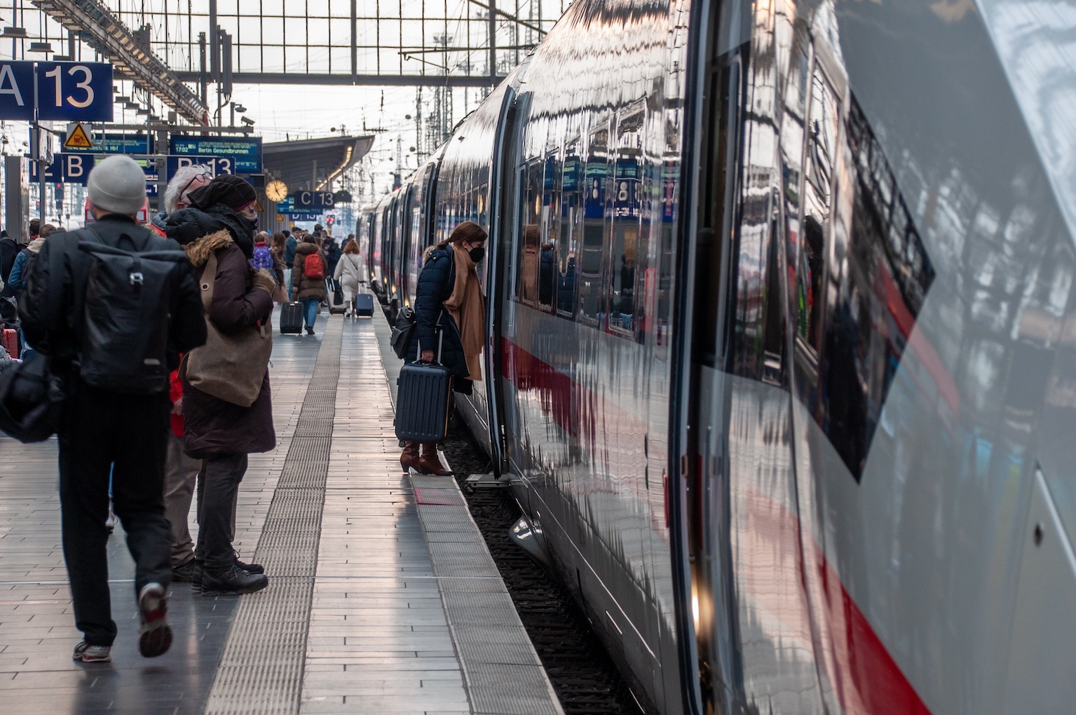 Vor Weihnachten: viele Diebstähle in überfüllten Bahnen