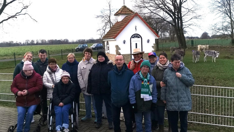 Lebenshilfe Diepholz besucht die geretteten Esel von Gut Aiderbichl