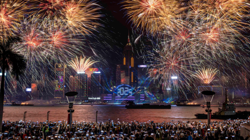 Hongkong begrüßt 2025 mit einem spektakulären und farbenfrohen Feuerwerk über dem Victoria Harbour