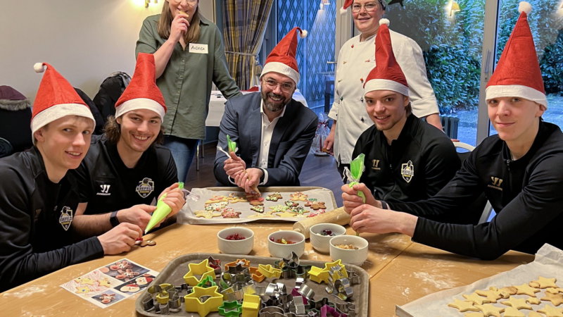 Hotel Krefelder Hof: Krefeld Pinguine kamen zur Weihnachtsbäckerei mit den Kastanienhof-Kindern